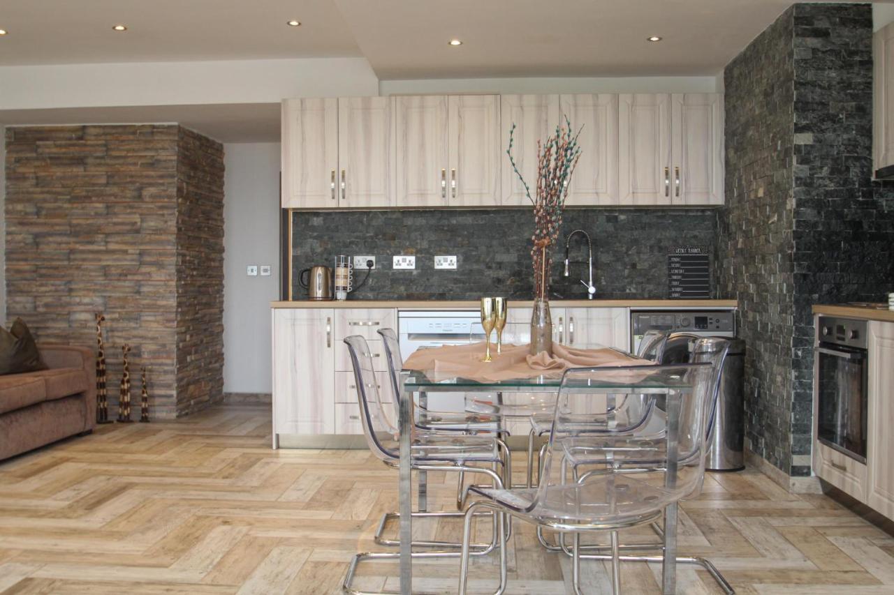 Lavish 2 Bed Sleeps 5 Near Lanark Appartement Carstairs Buitenkant foto
