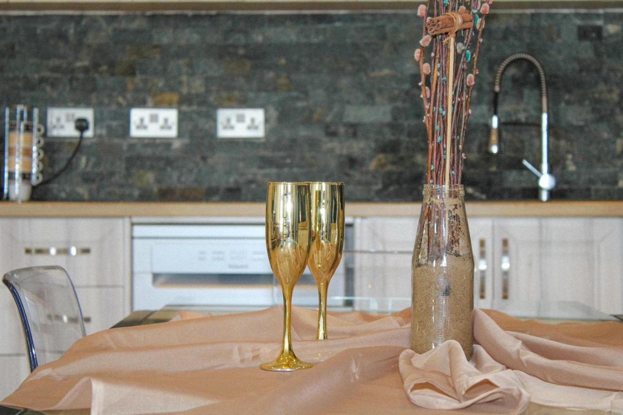 Lavish 2 Bed Sleeps 5 Near Lanark Appartement Carstairs Buitenkant foto